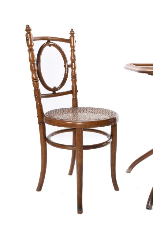 AFTER THONET MODELS. CHESS TABLE AND PAIR OF VIENNA CHAIRS 