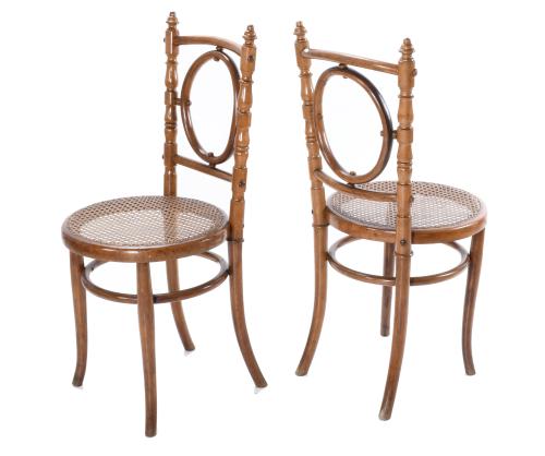 AFTER THONET MODELS. CHESS TABLE AND PAIR OF VIENNA CHAIRS 