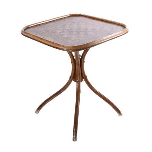 AFTER THONET MODELS. CHESS TABLE AND PAIR OF VIENNA CHAIRS 