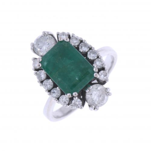 EMERALD AND DIAMONDS RING.