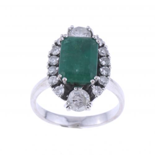 EMERALD AND DIAMONDS RING.