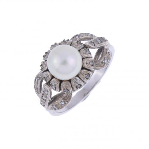 DIAMONDS AND PEARL RING, FIRST HALF 20TH CENTURY.