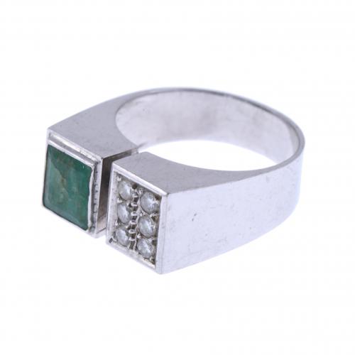 SIGNET RING WITH DIAMONDS AND EMERALD.