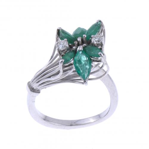 FLORAL RING WITH DIAMONDS AND EMERALD.