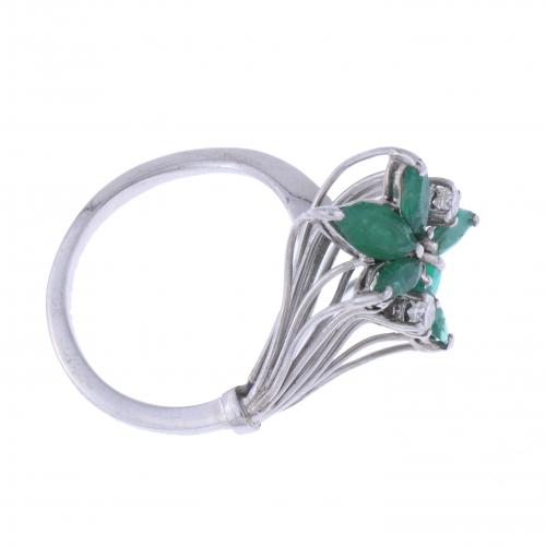 FLORAL RING WITH DIAMONDS AND EMERALD.