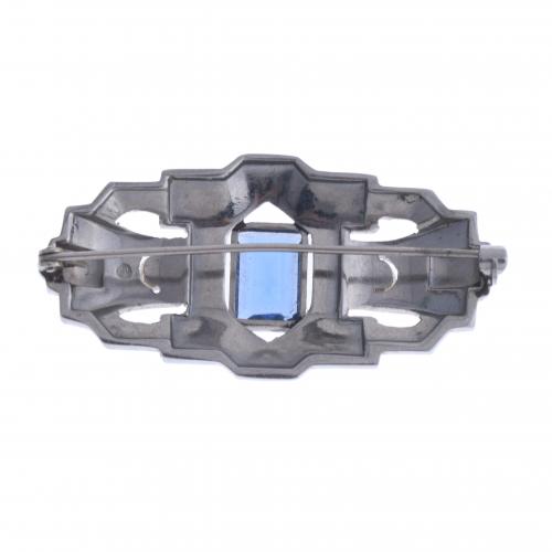 ART DECO STYLE BROOCH.