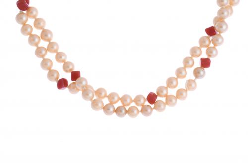 COLLAR LARGO CON CUENTAS EN CORAL.
