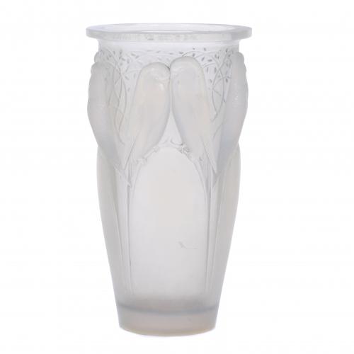 RENÉ LALIQUE (1860-1945)  VASE, EARLY 20TH CENTURY.