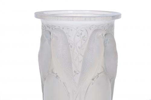 RENÉ LALIQUE (1860-1945)  VASE, EARLY 20TH CENTURY.