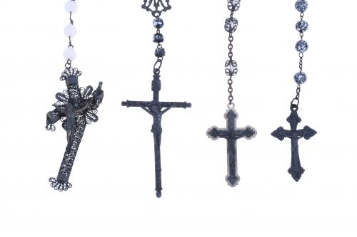 FOUR ROSARIES IN ROCK CRYSTAL, CERAMIC AND GLASS, WITH SILV