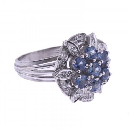 LARGE FLORAL RING WITH SAPPHIRES AND DIAMONDS.