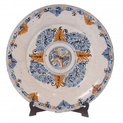 LARGE TALAVERA DISH, 17TH CENTURY.