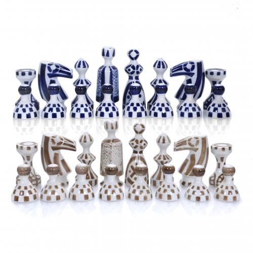 SARGADELOS. COMPLETE CHESS SET IN PORCELAIN, MID 20TH CENTURY.