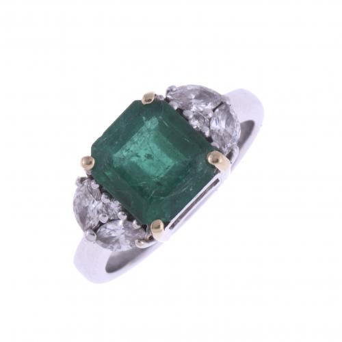 RING WITH EMERALD AND DIAMONDS.