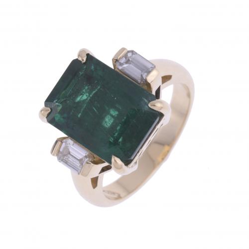 RING WITH EMERALD AND DIAMONDS.
