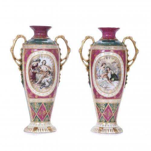 PAIR OF DECORATIVE VASES AFTER ITALIAN MODELS, 20TH CENTURY. 