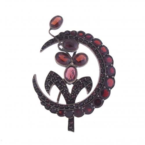 HALF-MOON BROOCH WITH GARNETS.