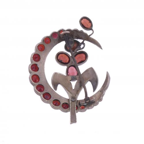 HALF-MOON BROOCH WITH GARNETS.