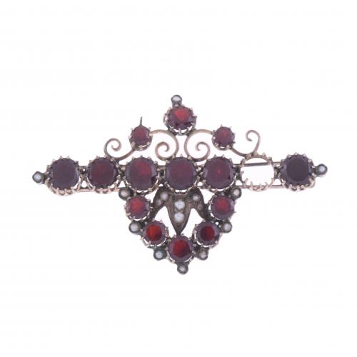 BROOCH WITH GARNETS.