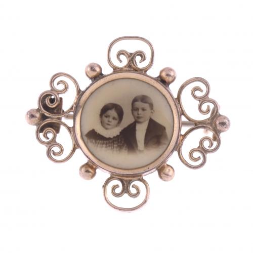 ANTIQUE BROOCH WITH A PHOTOGRAPH.