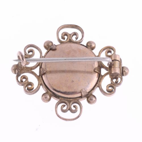 ANTIQUE BROOCH WITH A PHOTOGRAPH.