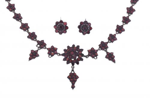 SET OF NECKLACE AND EARRINGS WITH GARNETS, CIRCA 1900.