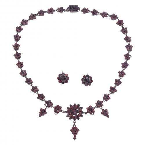 SET OF NECKLACE AND EARRINGS WITH GARNETS, CIRCA 1900.