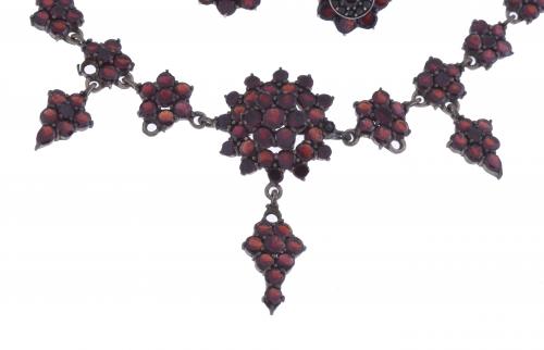 SET OF NECKLACE AND EARRINGS WITH GARNETS, CIRCA 1900.