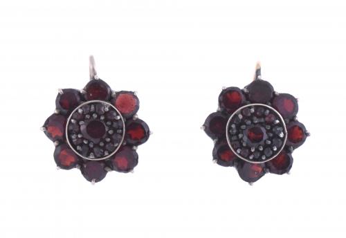 SET OF NECKLACE AND EARRINGS WITH GARNETS, CIRCA 1900.