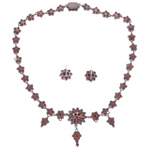 SET OF NECKLACE AND EARRINGS WITH GARNETS, CIRCA 1900.