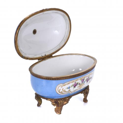 PORCELAIN AND BRONZE JEWELLERY BOX, SÈVRES STYLE, 20TH CENT