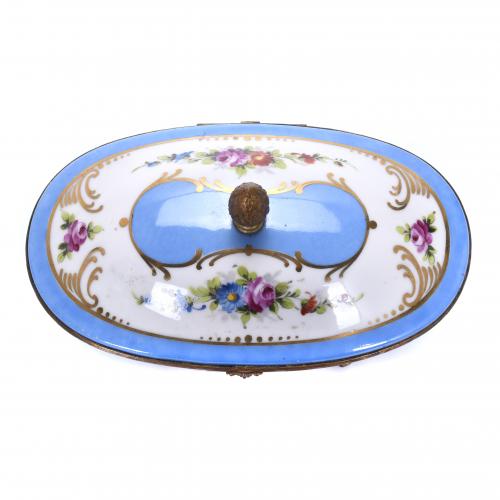 PORCELAIN AND BRONZE JEWELLERY BOX, SÈVRES STYLE, 20TH CENT