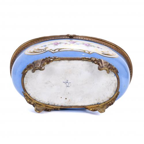 PORCELAIN AND BRONZE JEWELLERY BOX, SÈVRES STYLE, 20TH CENT