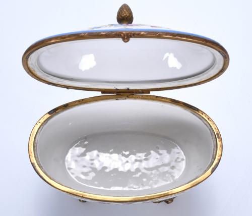 PORCELAIN AND BRONZE JEWELLERY BOX, SÈVRES STYLE, 20TH CENT