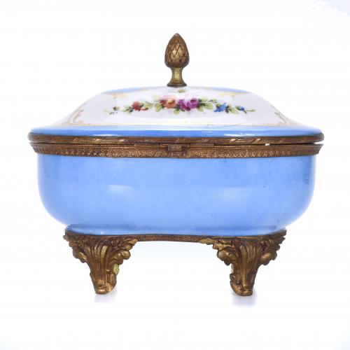 PORCELAIN AND BRONZE JEWELLERY BOX, SÈVRES STYLE, 20TH CENT