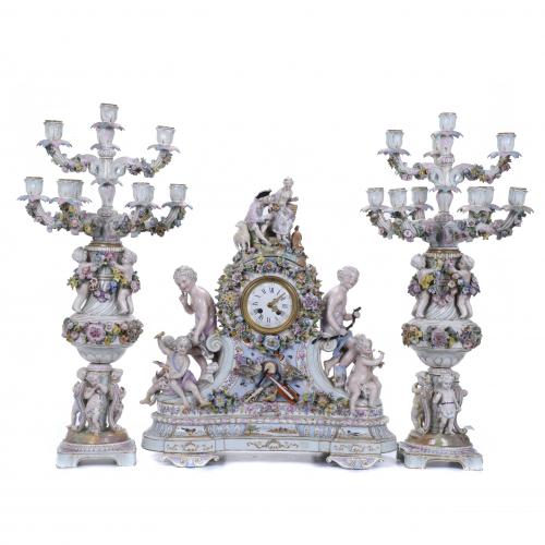 MEISSEN PORCELAIN TABLE CLOCK WITH DECORATION, 1870-1890.