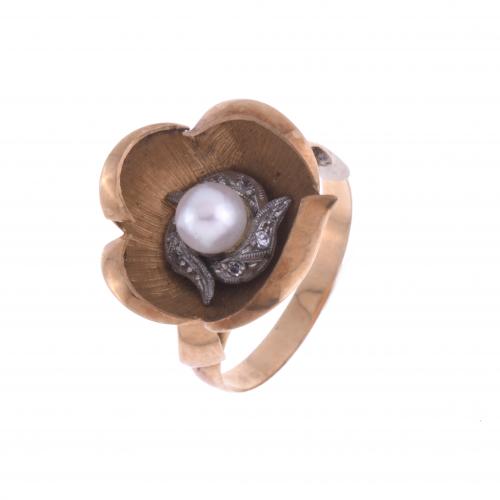 FLORAL RING WITH PEARL.