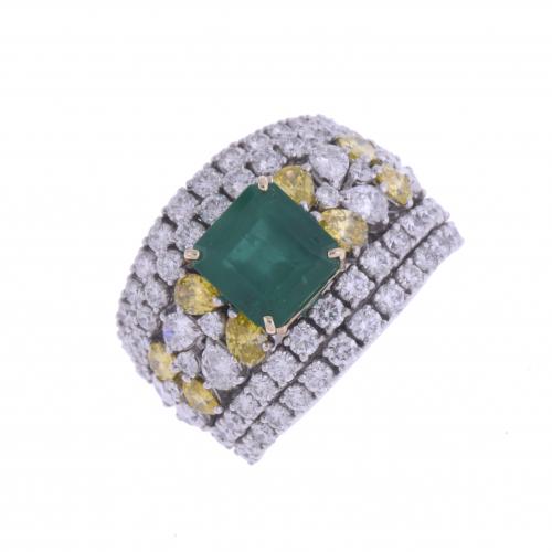 LARGE RING WITH EMERALD AND DIAMONDS.