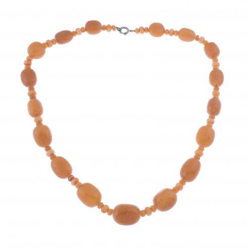 LONG NECKLACE IN BALTIC AMBER.