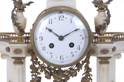 RELOJ DE SOBREMESA EN PÓRTICO NAPOLEÓN III.