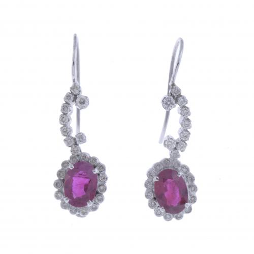 PENDIENTES ROSETONES CON DIAMANTES Y RUBÍ.