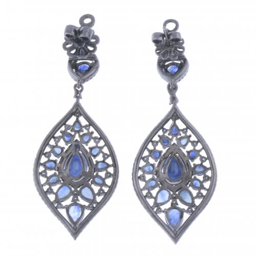 LONG EARRINGS WITH SAPPHIRES.