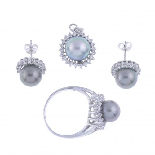 CONJUNTO DE SORTIJA, PENDIENTES Y COLGANTE CON PERLA TAHITÍ