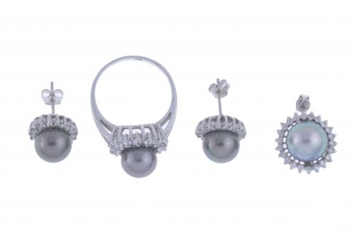CONJUNTO DE SORTIJA, PENDIENTES Y COLGANTE CON PERLA TAHITÍ