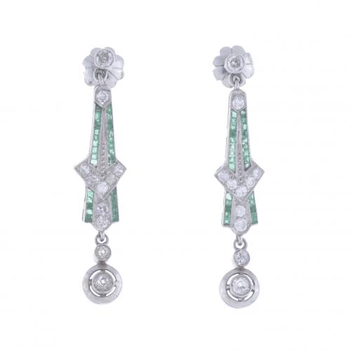 PENDIENTES LARGOS ART DÉCO CON DIAMANTES Y ESMERALDAS.