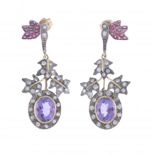 PENDIENTES LARGOS DE ESTILO MODERNISTA.