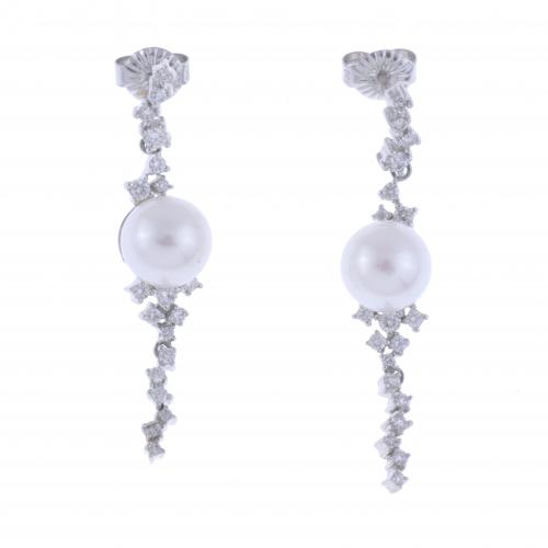 PENDIENTES LARGOS CON DIAMANTES Y PERLA.