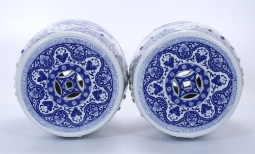 ESCUELA CHINA, SIGLO XX. PAREJA DE TABURETES EN PORCELANA.
