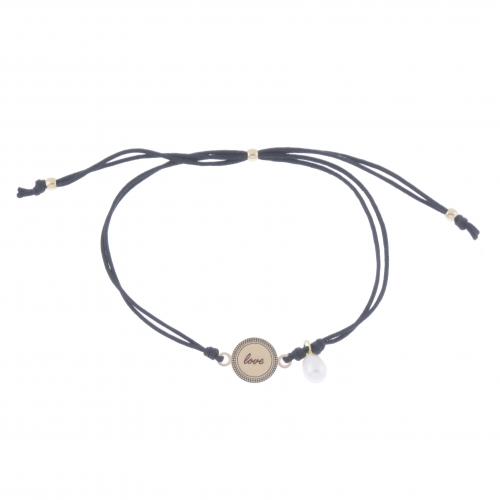 PULSERA EN MACRAMÉ CON MEDALLA.