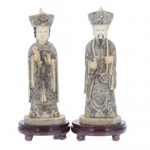 ESCUELA CHINA, SIGLO XX. PAREJA DE FIGURAS DE CORTESANOS CHINOS EN HUESO, SIGLO XX.